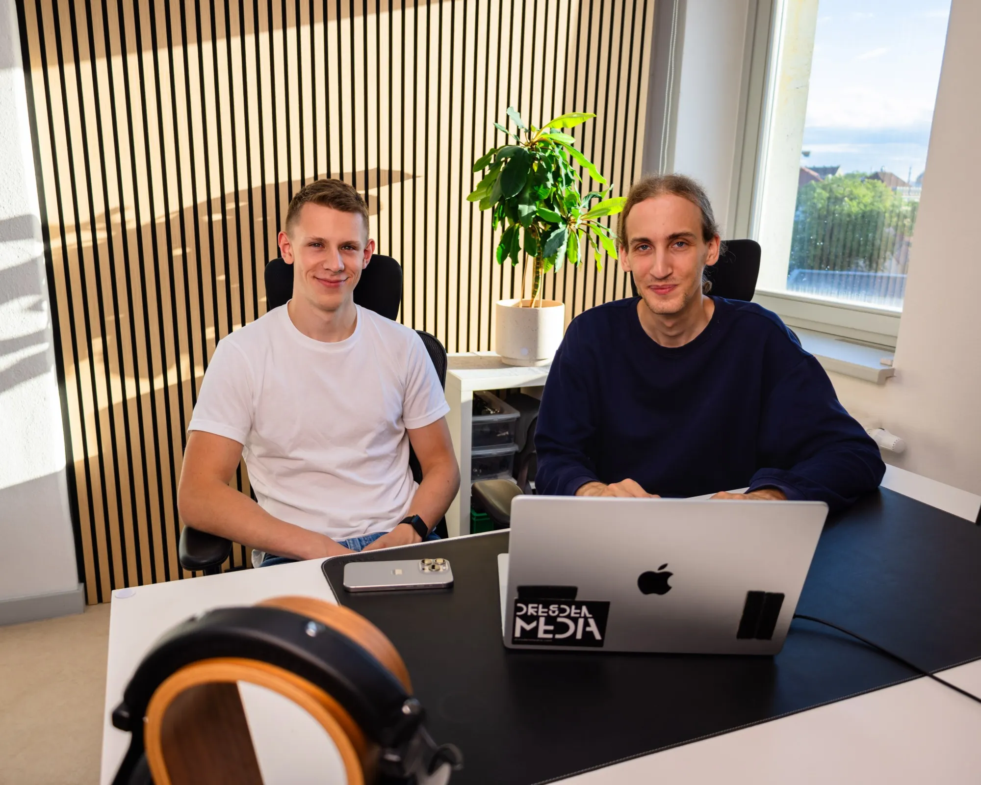 Johannes und Christian von Dresden Media an ihrem Schreibtisch im Dresdner Büro